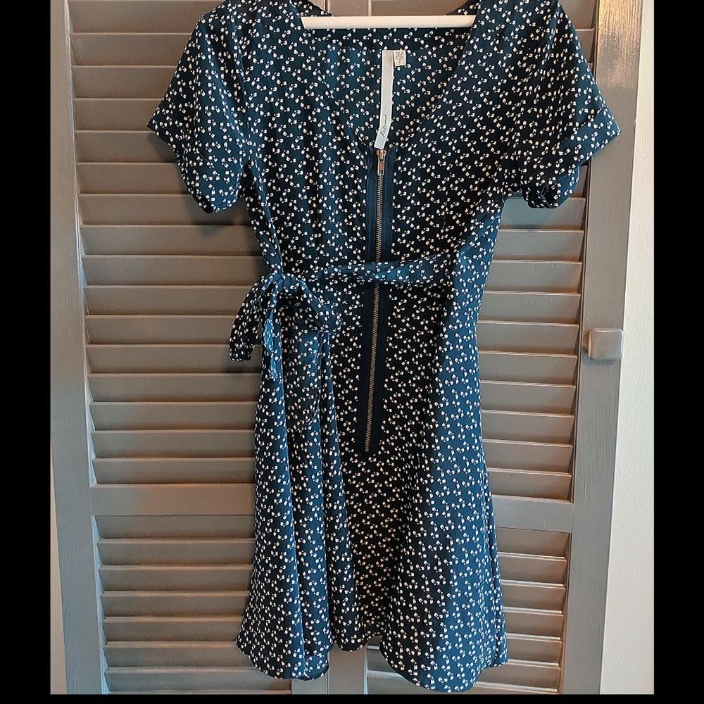 Front zip cap sleeve dress with bow print
